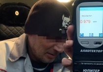 Поздно вечером 7 апреля в Аликовский отдел полиции поступил звонок о водителе в нетрезвом состоянии, управлявшем автомобилем марки «Ока»