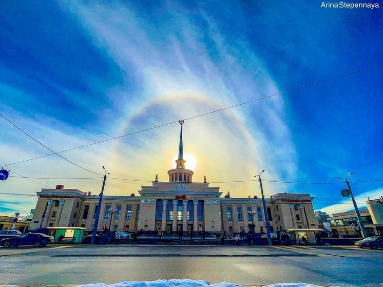 Ложное солнце украсило шпиль железнодорожного вокзала в Петрозаводске