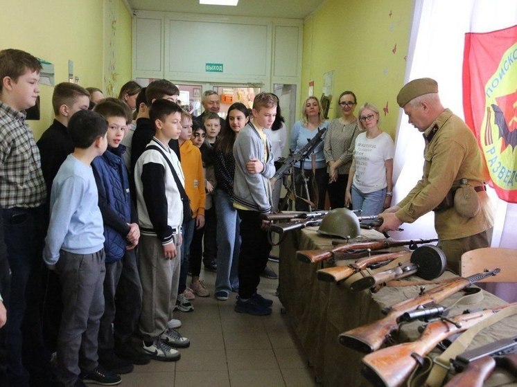 В школе №5 Серпухова прошла выставка стрелкового оружия и медицины