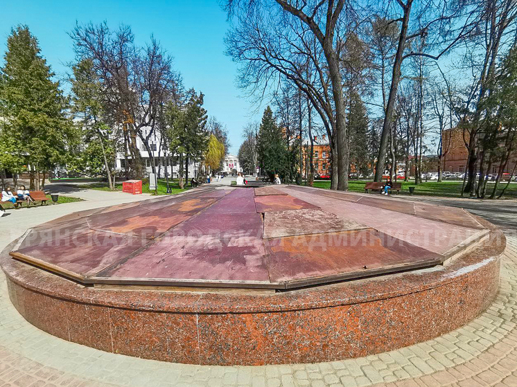 Городские фонтаны в Брянске готовят к летнему сезону