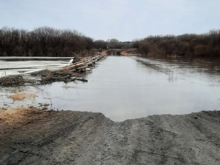 Затопило проезд к деревне на востоке Свердловской области