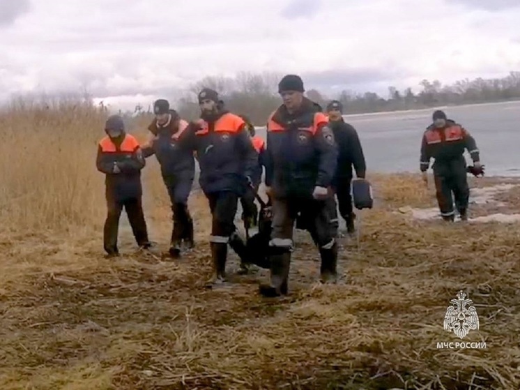 Строители дамбы в Кургане спасли мужчину, провалившегося под лед