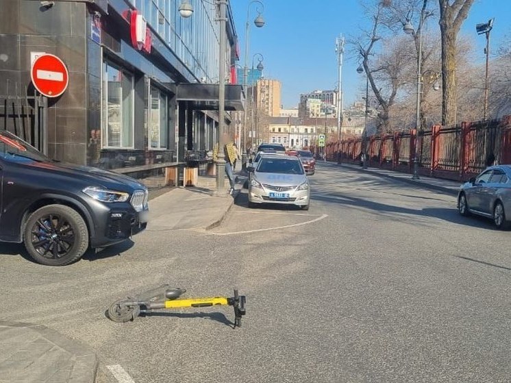 Подросток на электросамокате попал под колеса BMW Х6 во Владивостоке