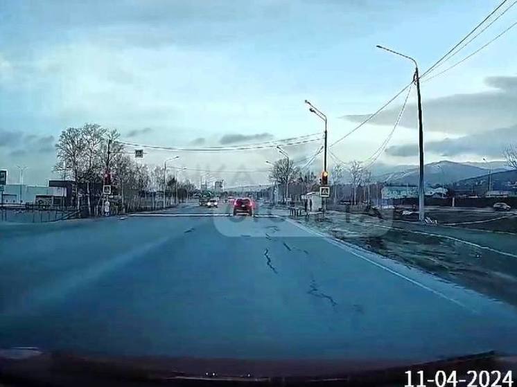 Два автохама проигнорировали красный свет на дороге в Южно-Сахалинске