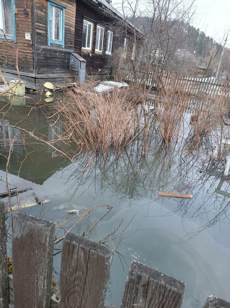 Талая вода и нечистоты затопили огороды и дома жителей Лахденпохьи