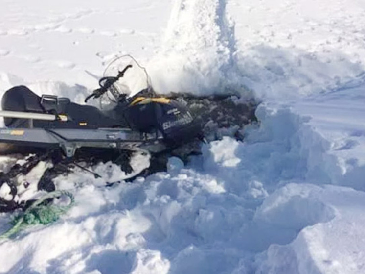 Снегоход с семьей провалился под лед на Чукотке