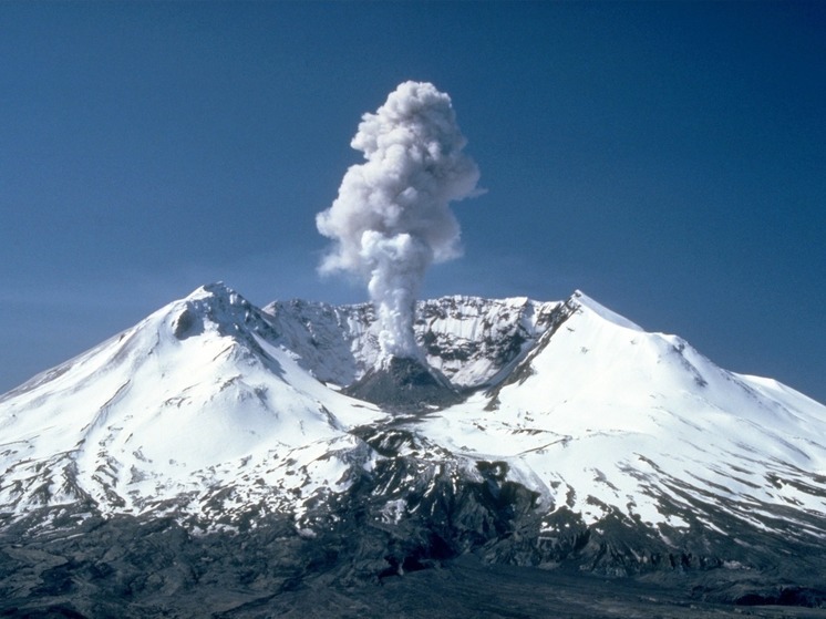 На вулкане Эбеко зафиксировали пепловый выброс высотой 3,5 километра