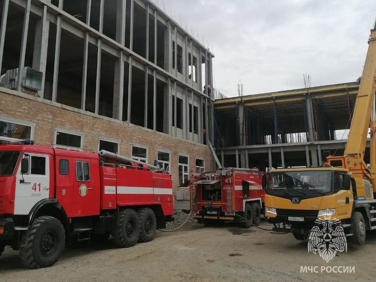 В Аскизском районе Хакасии огонь охватил будущую школу