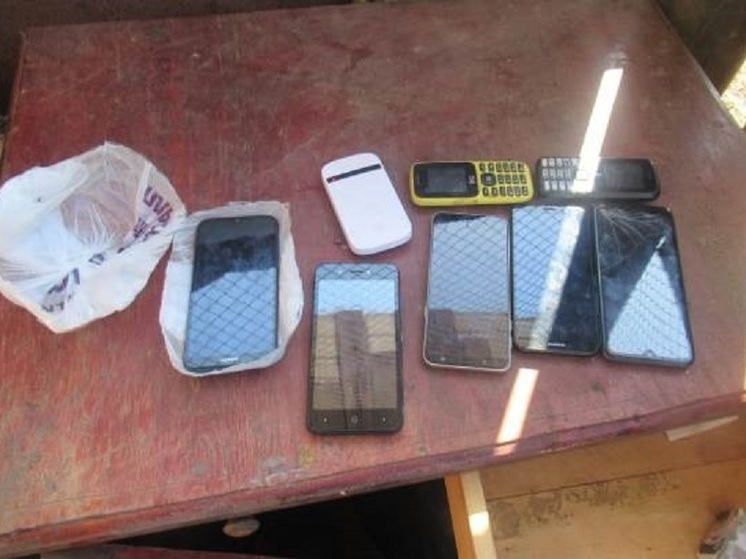 Нелегальные телефоны и смартфоны нашли в тумбочке рядом с приморской колонией
