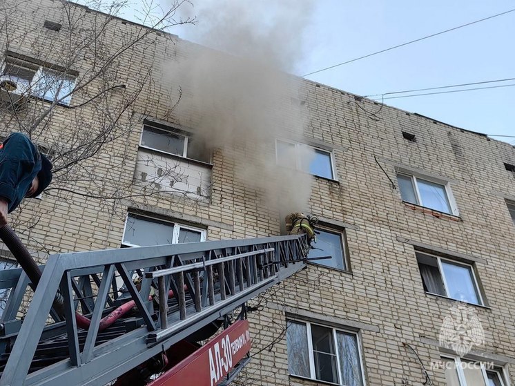 Из-за пожара в центре Саратова эвакуированы 40 человек