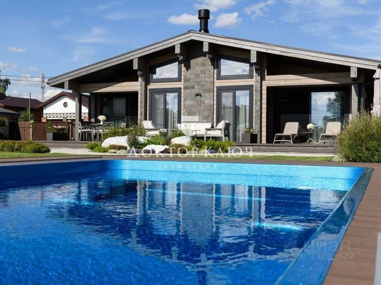 Новосибирцам предлагают купить скандинавский коттедж с бассейном за 60 млн