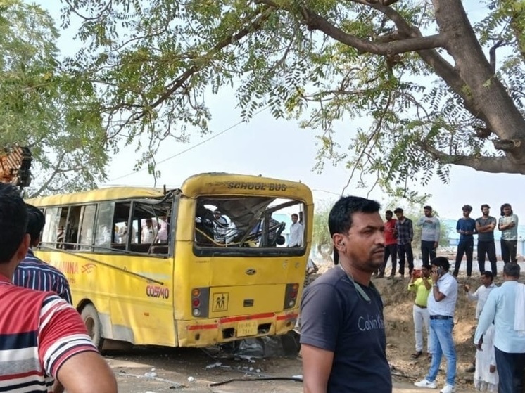 СМИ: шестеро детей погибли в аварии со школьным автобусом в Индии