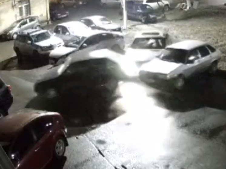 В Ногинске автоледи разбила несколько машин, припаркованных во дворе