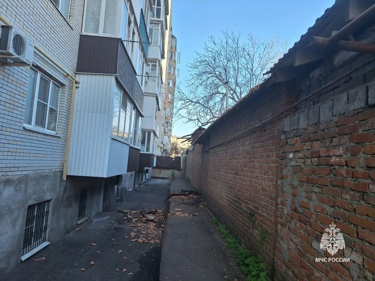 В Ростове из-за брошенного окурка с балкона загорелся частный дом