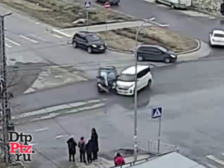 Жесткая авария произошла на перекрестке в Петрозаводске