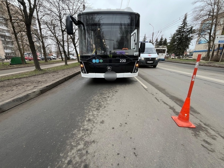 Лихач на иномарке отправил в больницу пассажирку автобуса в Новгороде