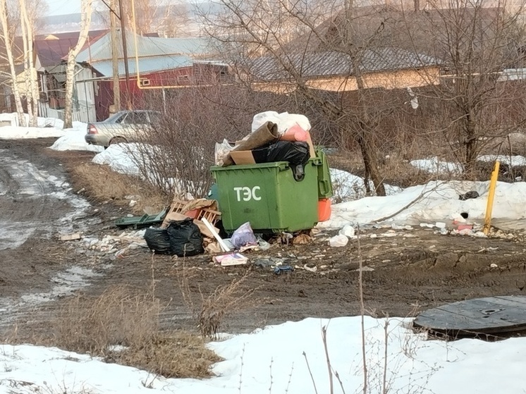 Жители Чувашии просят разобраться с переполненными мусорными контейнерами