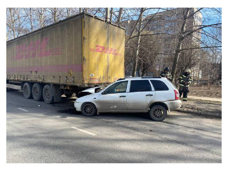Водитель легковушки врезался в припаркованный грузовик в Вологде