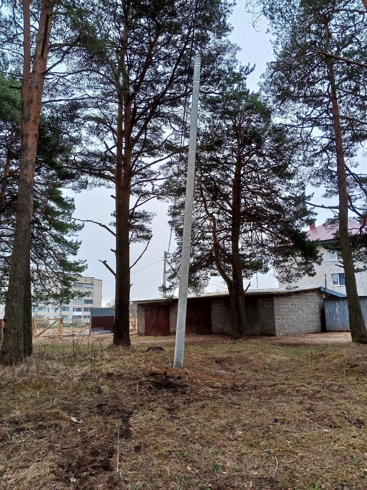 В Тверской области возле жилого дома накренилась бетонная опора