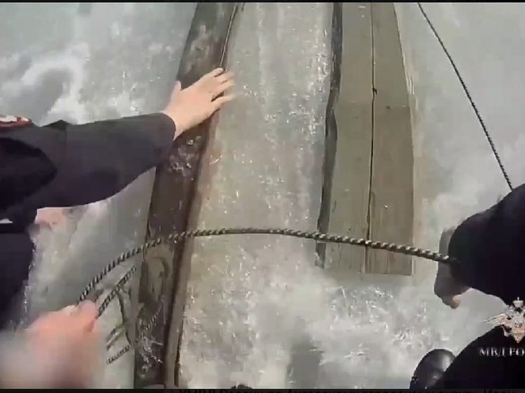 Двое полицейских спасли тонувшего рыбака на Китое