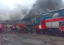 Пожар уничтожил часть второго этажа складов на улице Логовой, 55, в Чите. Об этом 11 апреля сообщил корреспондент «МК в Чите» с места событий.