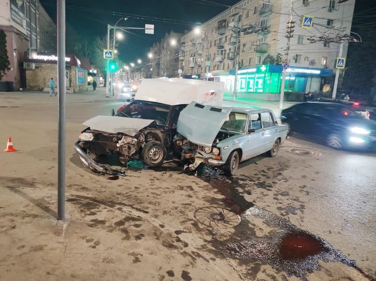 В квартале от Крытого рынка в Саратове разбились два автомобиля