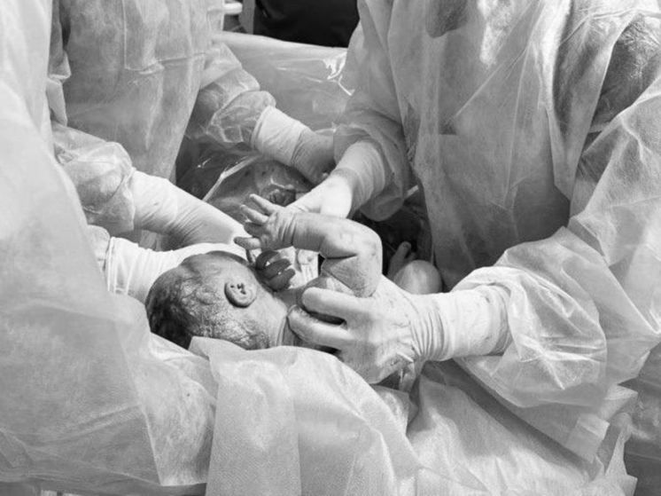 Женщине с двумя матками и грыжей помогли стать мамой врачи МОНИИАГ