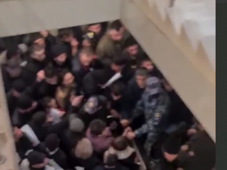 В Новосибирске толпа иностранцев атаковала миграционный центр