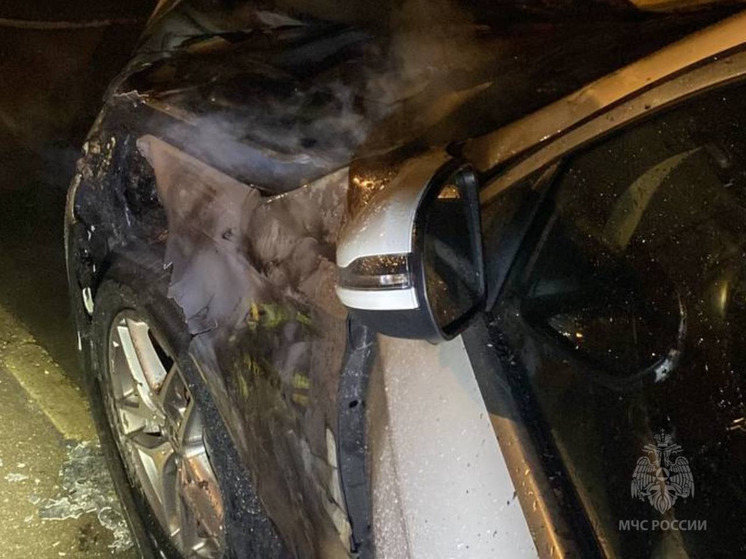 В Иванове на улице 10 Августа неизвестные подожгли автомобиль Mercedes-Benz GLC