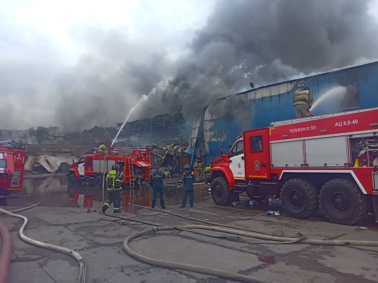Второй этаж склада на Логовой в Чите обрушился из-за пожара
