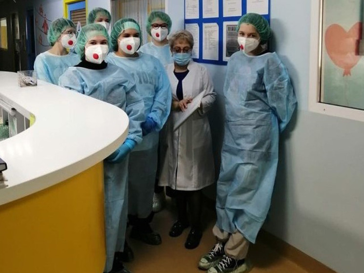 Волонтерам-медикам Хакасии провели экскурсию по инфекционной больнице