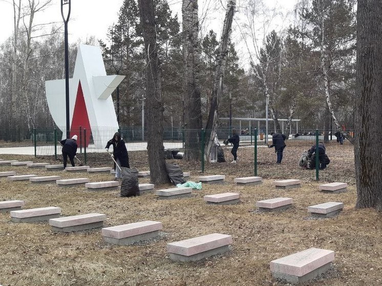 Субботник прошёл на территории Русско-Амурского мемориального комплекса в Иркутске