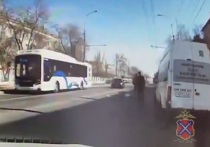 Опубликовано видео аварии в Волгограде, где женщина сбила четверых детей на пешеходном переходе
