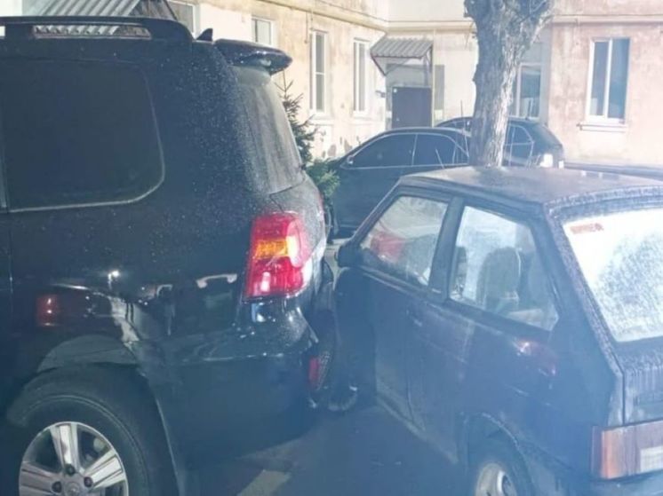 Полиция разыскивает автоледи, разбившую во дворе 4 машины