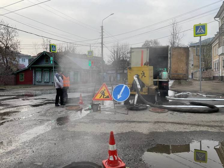 Бригады компании ТГК-2 устраняют прорыв горячего трубопровода на Пятницкой улице Костромы