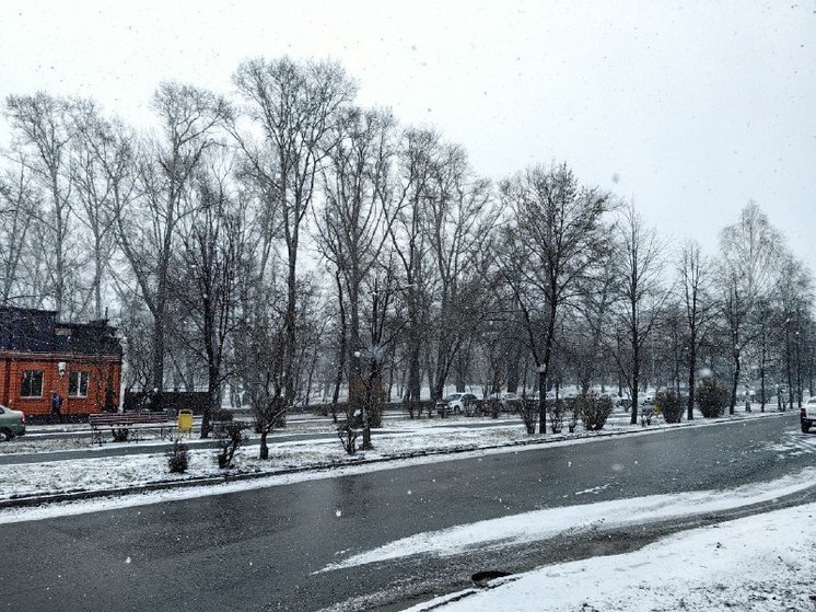 Снег с дождем не хотят покидать Хакасию