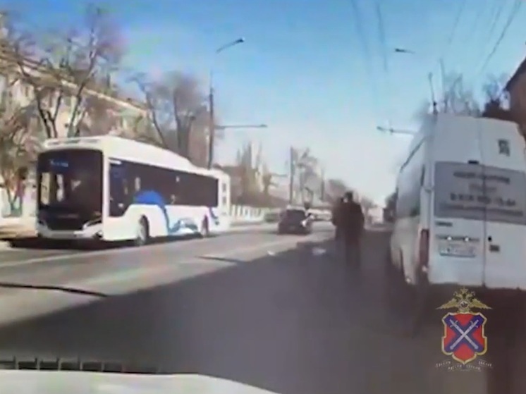 Появилось видео наезда россиянки на четверых детей в Волгограде