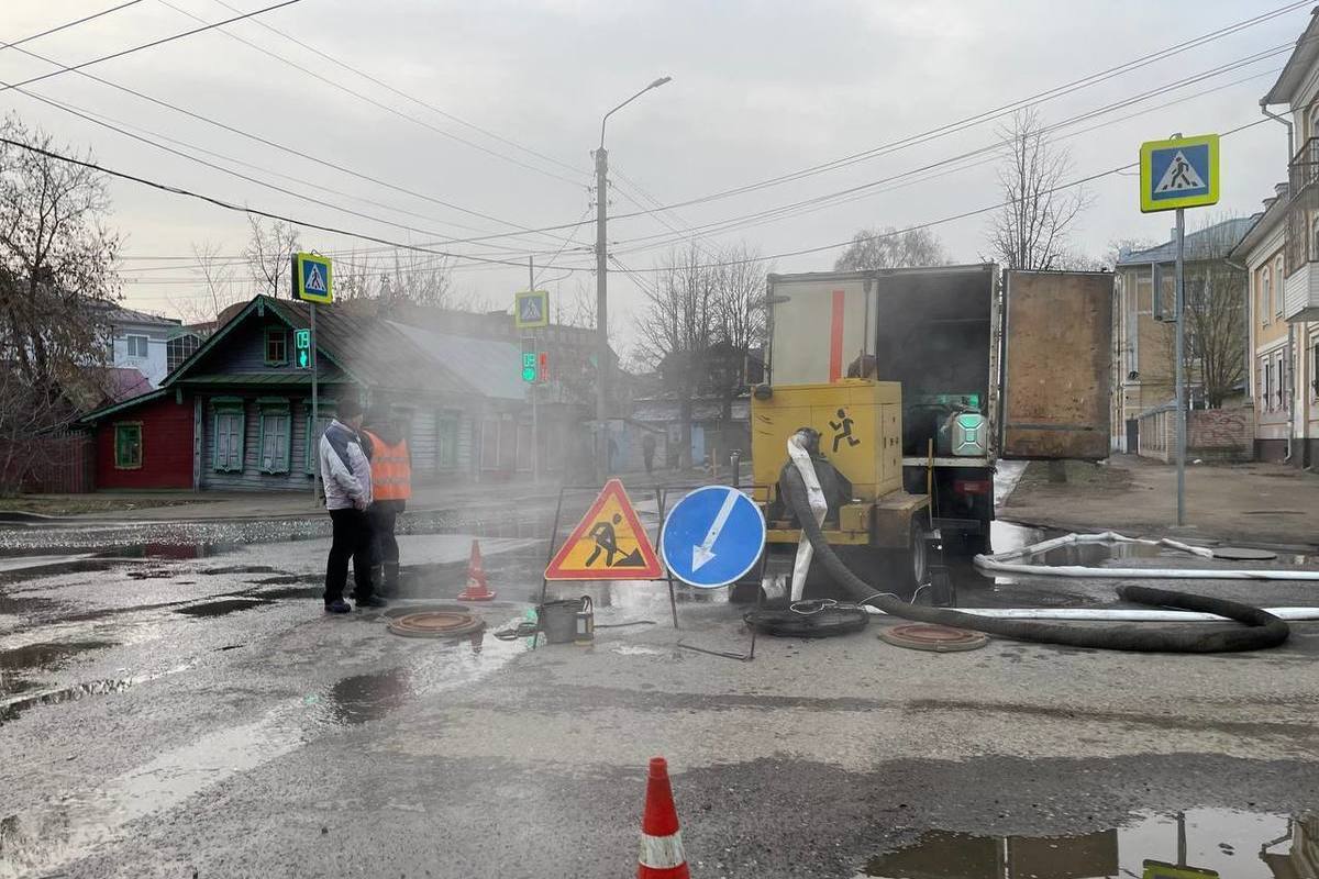 Бригады компании ТГК-2 устраняют прорыв горячего трубопровода на Пятницкой улице Костромы