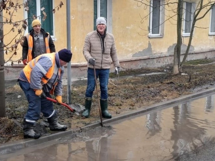 Главе района в Карелии не удалось убрать лужу посреди улицы