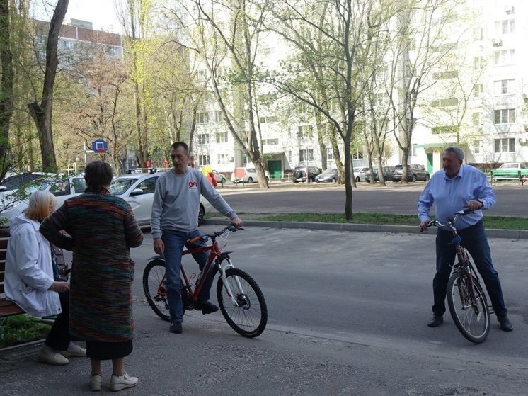 Мэр Курчатова Курской области на велосипеде проинспектировал уборку города