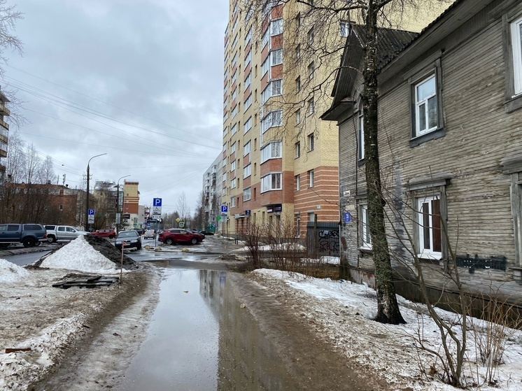 Тротуары в Архангельске стали непроходимыми из-за огромных луж