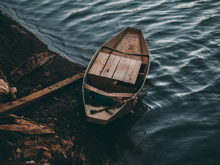 На озере в Башкирии перевернулась лодка с рыбаком
