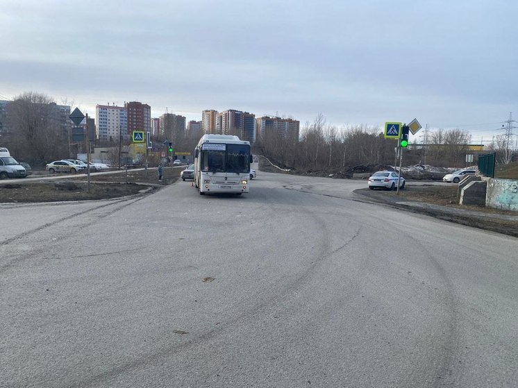 В Калининском районе Новосибирска водитель автобуса совершил наезд на пешехода