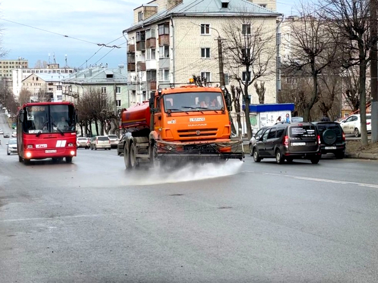 Кировские улицы начали мыть