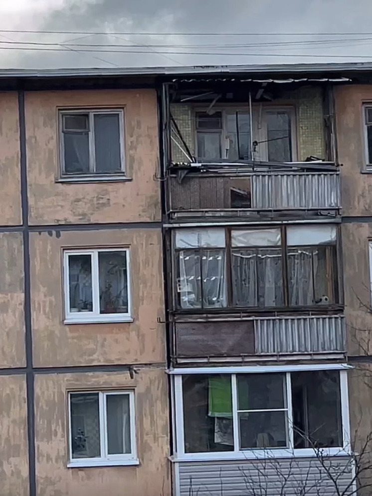 Хлопанье железной крыши балкона на ветру раздражает людей в Петрозаводске