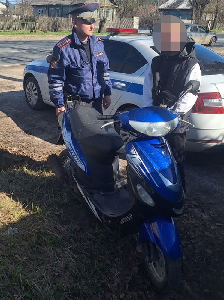 В Твери автоинспекторы остановили юного водителя скутера без прав