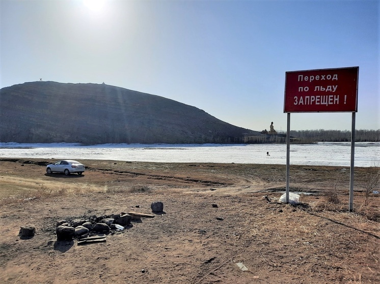 В Кызыле рыбаку запретили выйти на тонкий лед