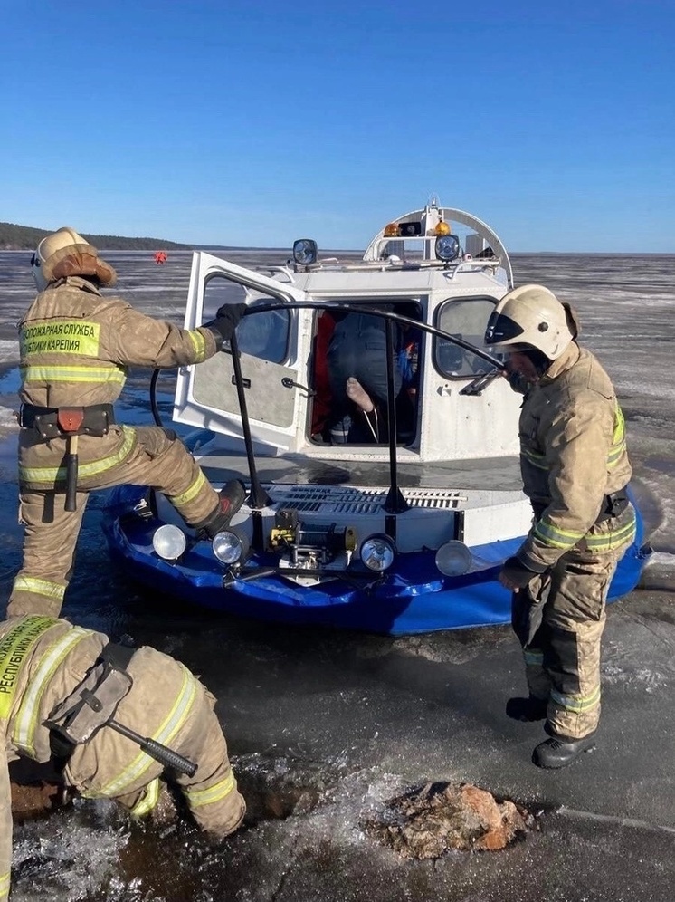 Мужчина провалился под лед на Онежском озере в Петрозаводске
