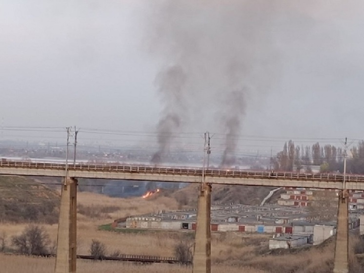 В Тракторозаводском районе Волгограда горит 500 кв. м сухого камыша