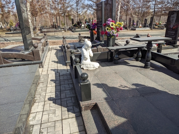 Автор проекта «Пешком по кладбищам» Руслан Фарманов во время обследования Бадалыка обнаружил много новых захоронений молодых людей